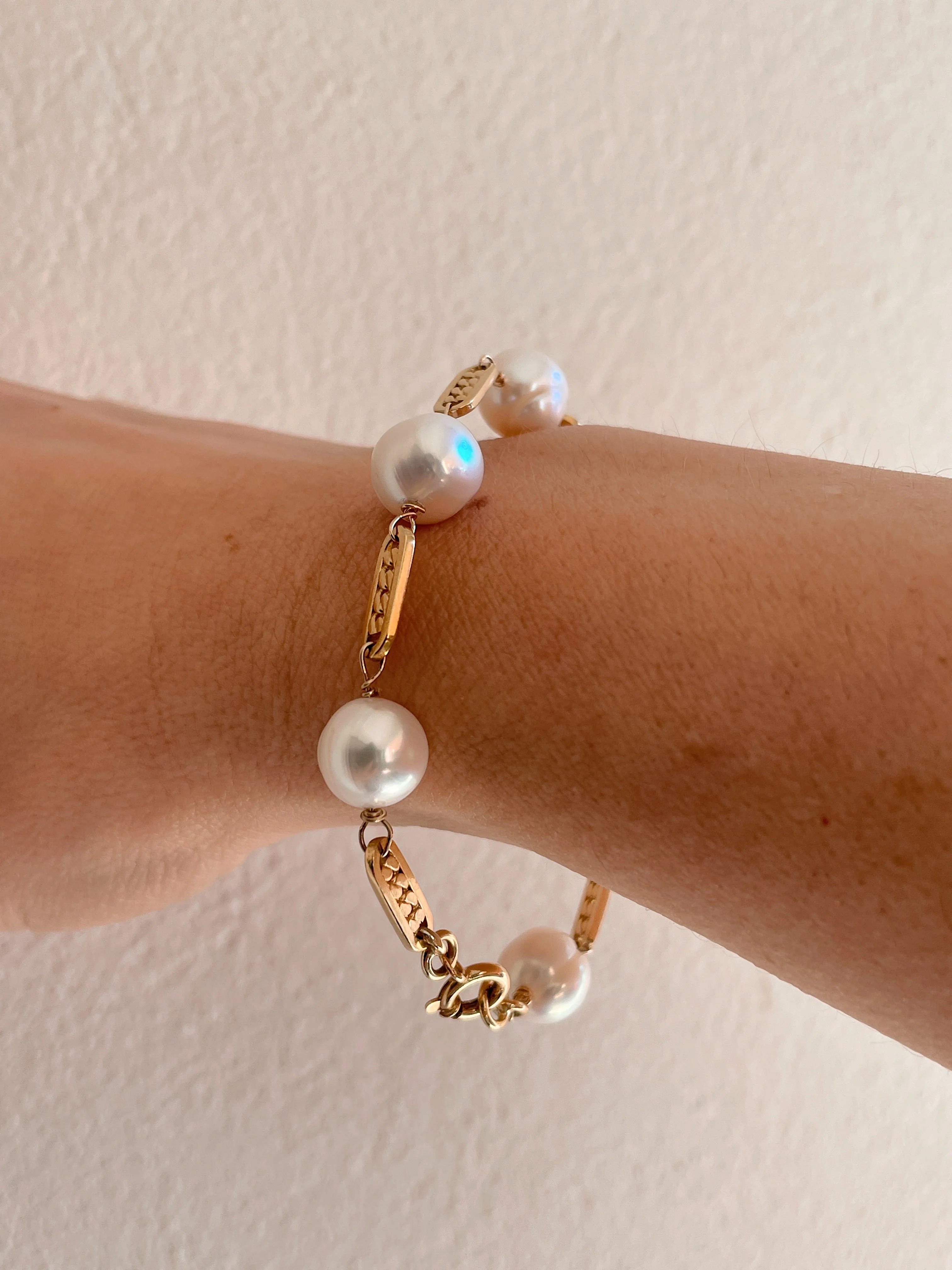 19.25k Yellow Gold Oblong Curb Station Pearl Bracelet - Image 4