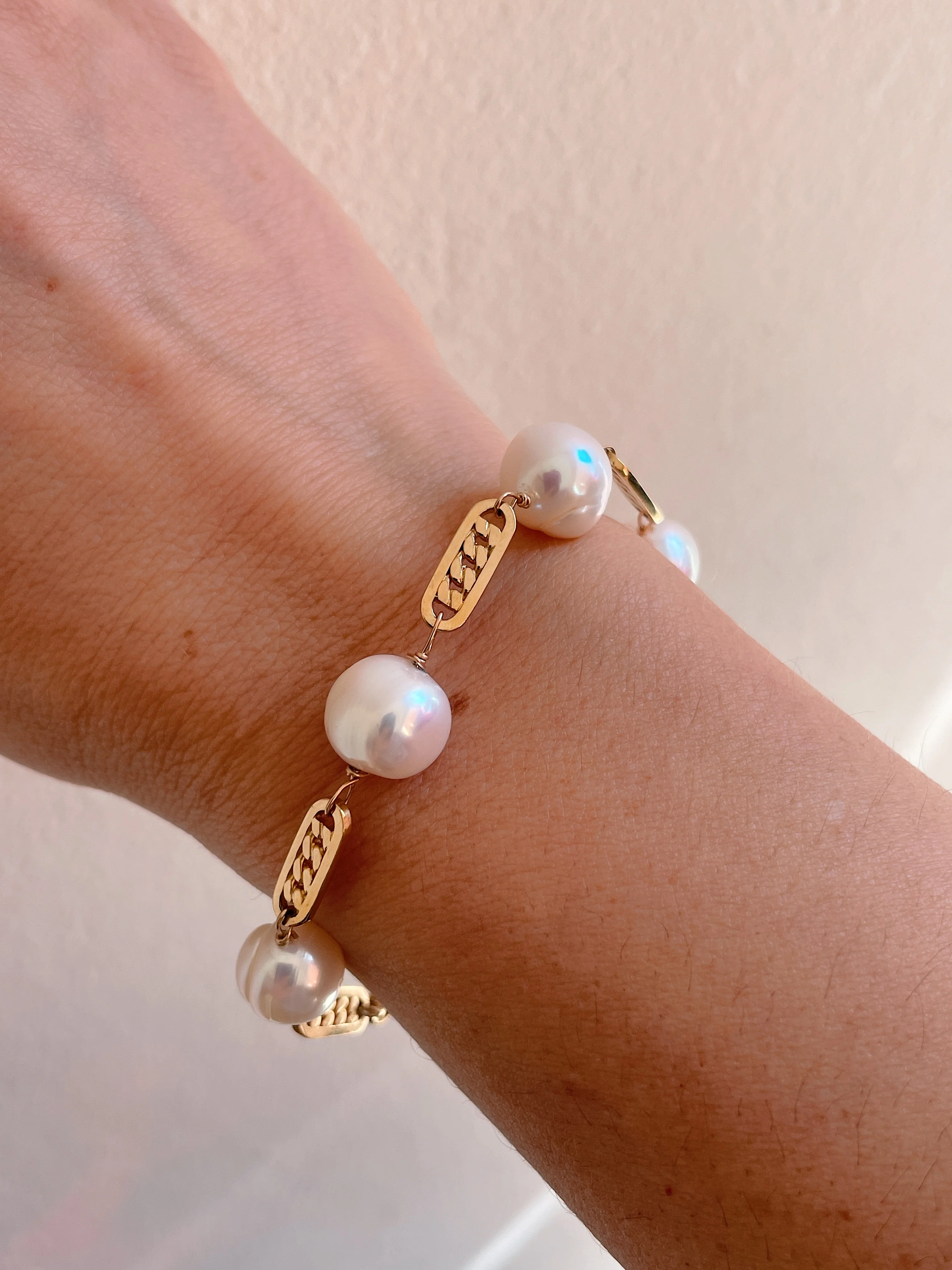 19.25k Yellow Gold Oblong Curb Station Pearl Bracelet - Image 6