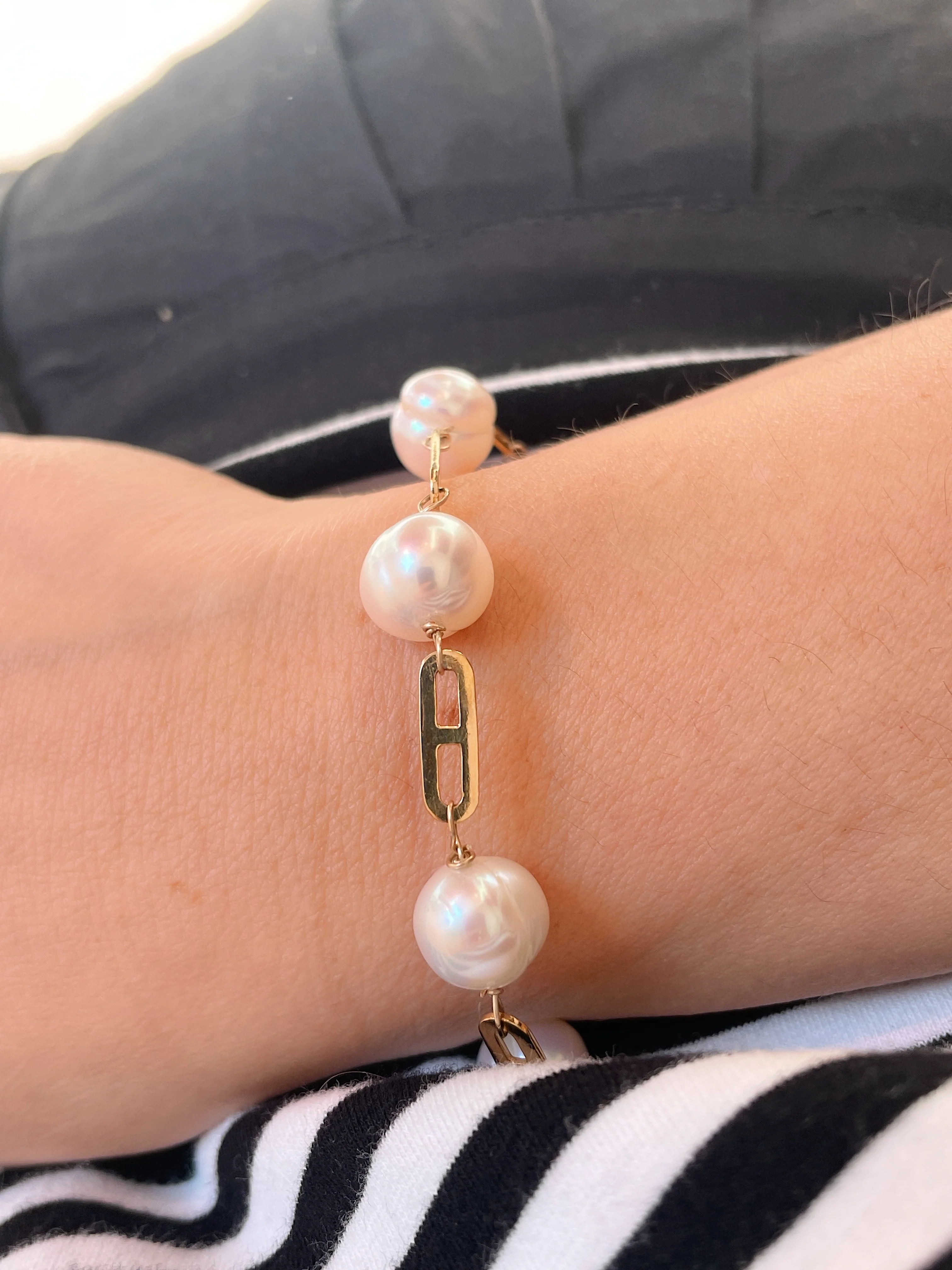 19.25k Yellow Gold Oblong Station Pearl Bracelet - Image 2