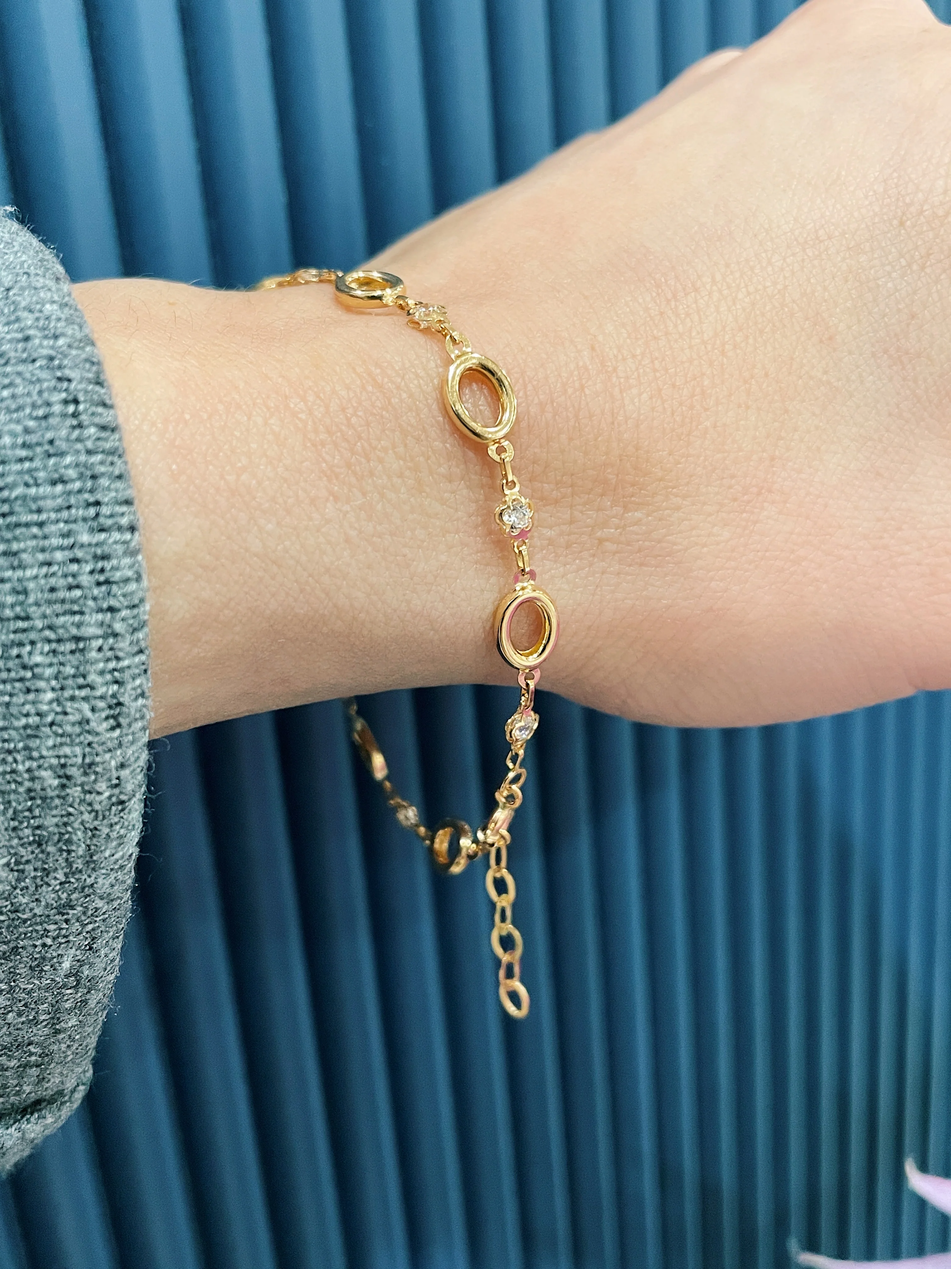 19.25k Yellow Gold Oval & Daisy Link CZ Bracelet - Image 4