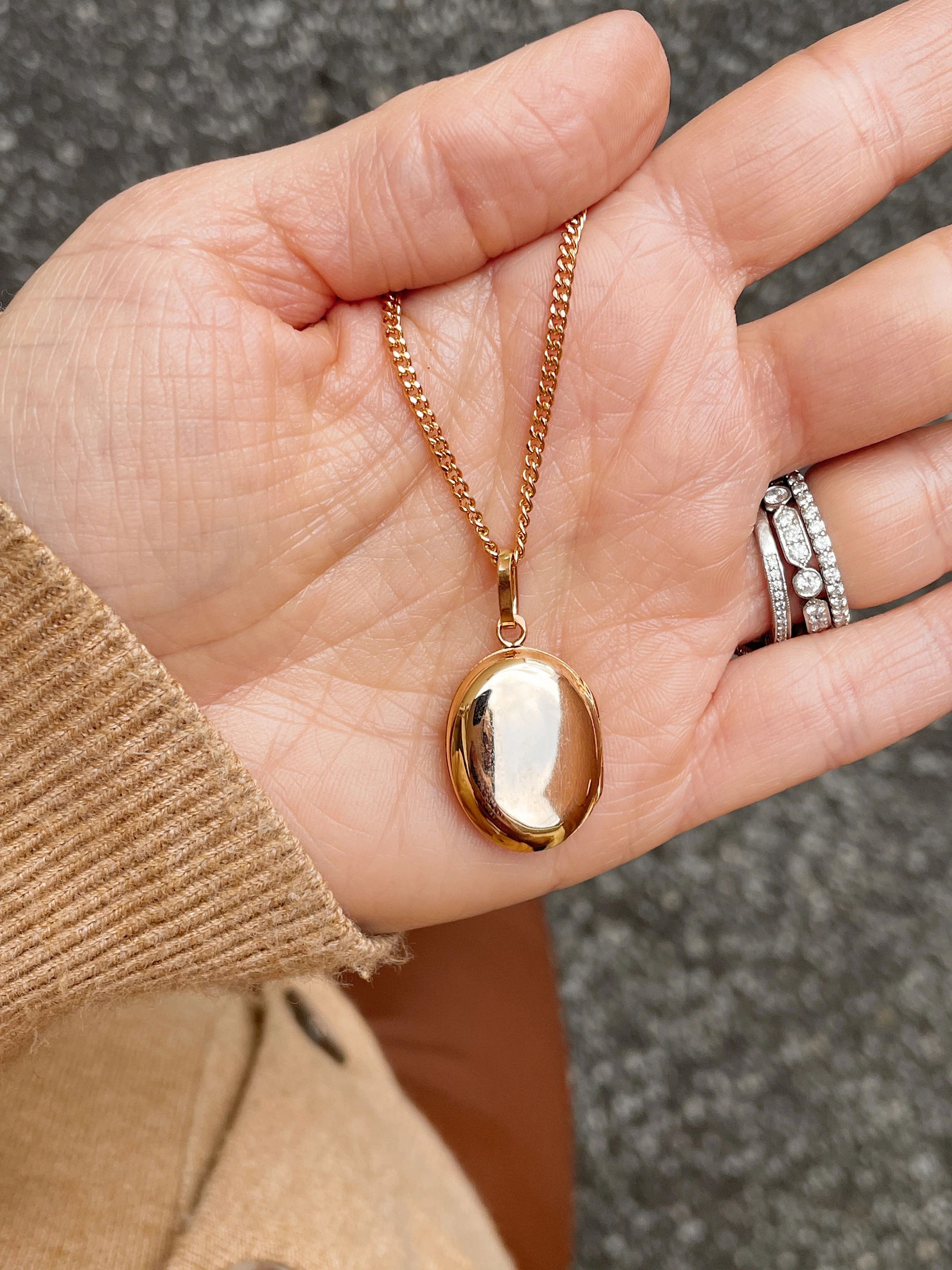 19.25k Yellow Gold Plain Oval Locket - Image 4