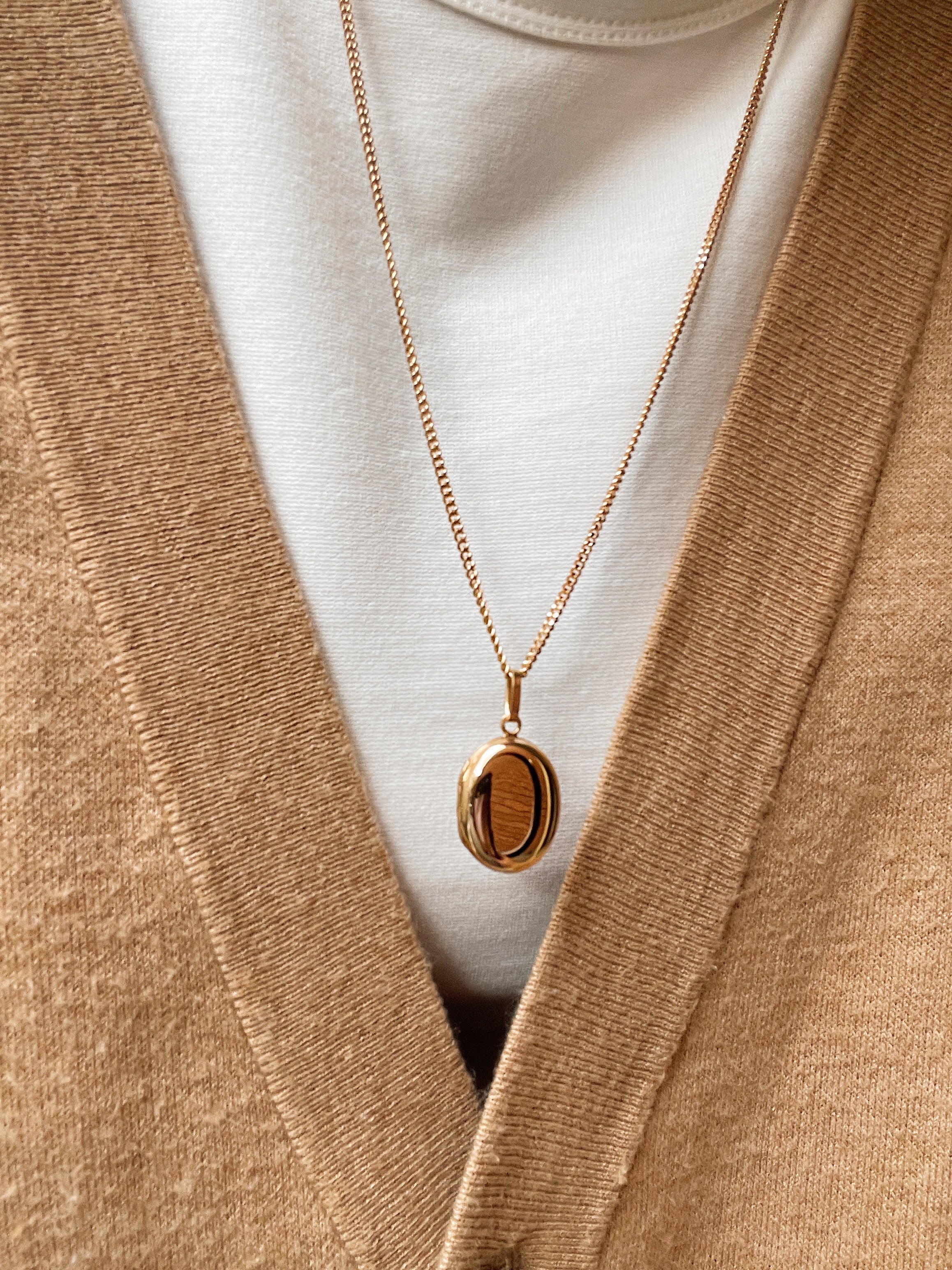 19.25k Yellow Gold Plain Oval Locket - Image 7