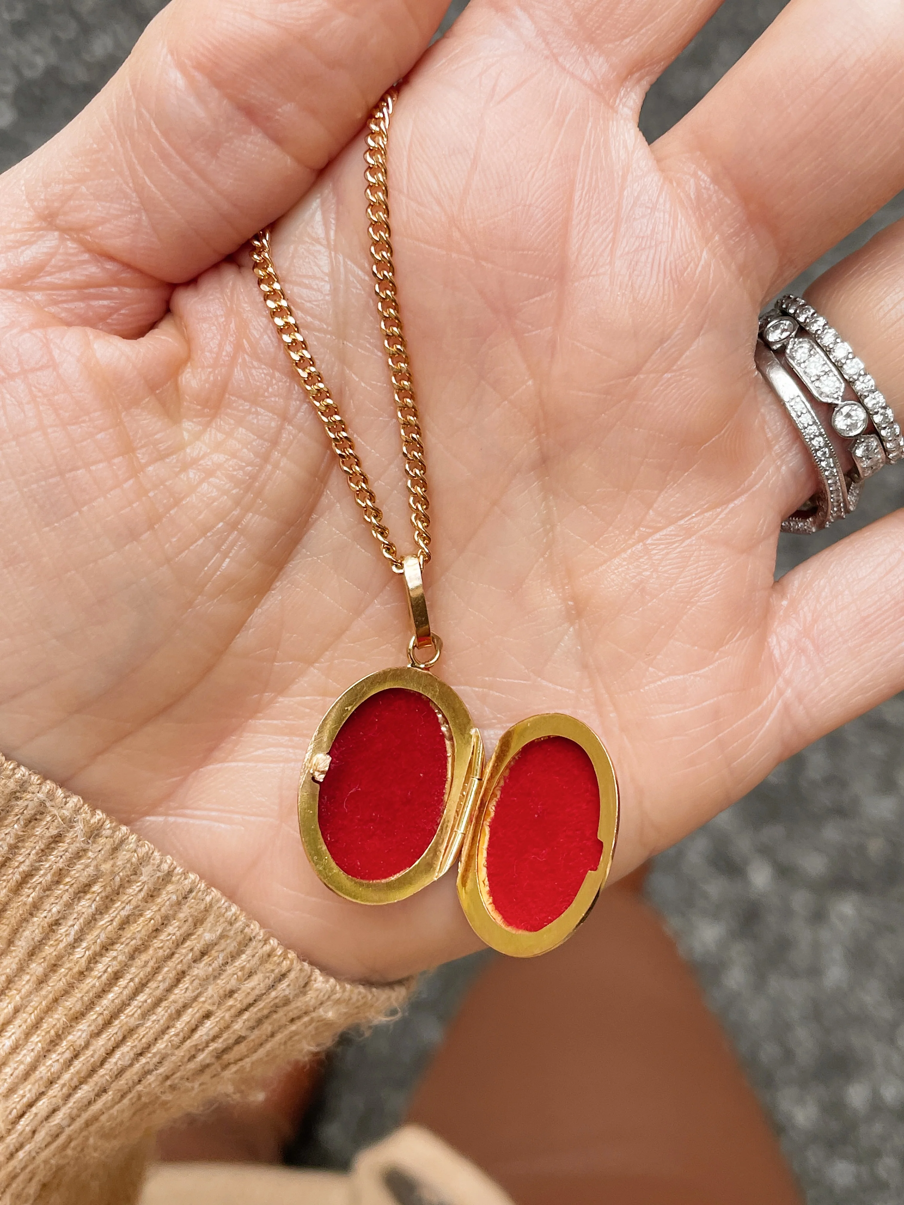 19.25k Yellow Gold Plain Oval Locket - Image 8