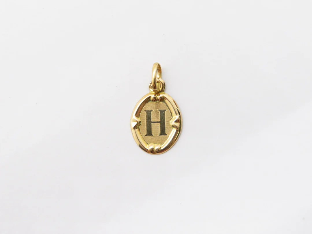 19.25k Oval Trimmed Initial Pendant - Image 11