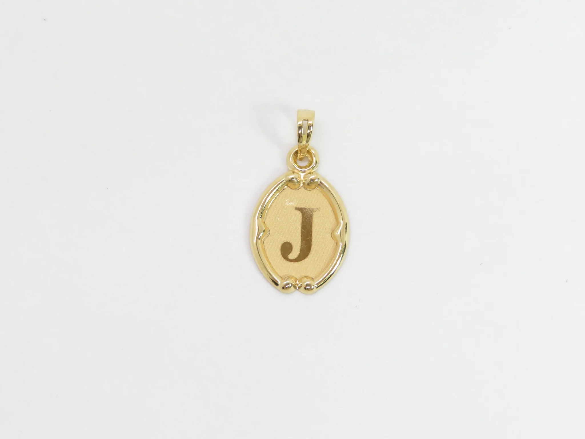 19.25k Oval Trimmed Initial Pendant - Image 13