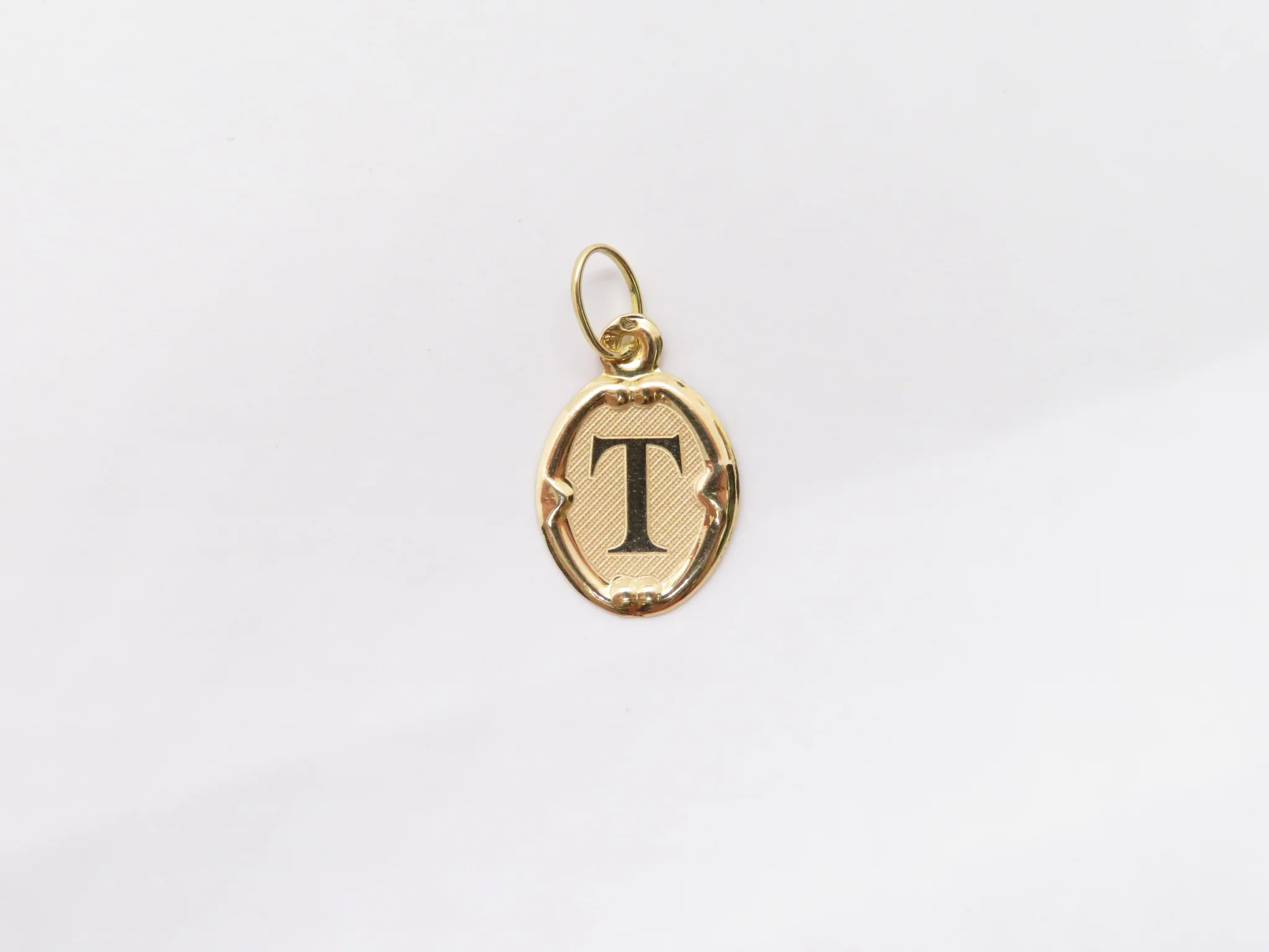 19.25k Oval Trimmed Initial Pendant - Image 23