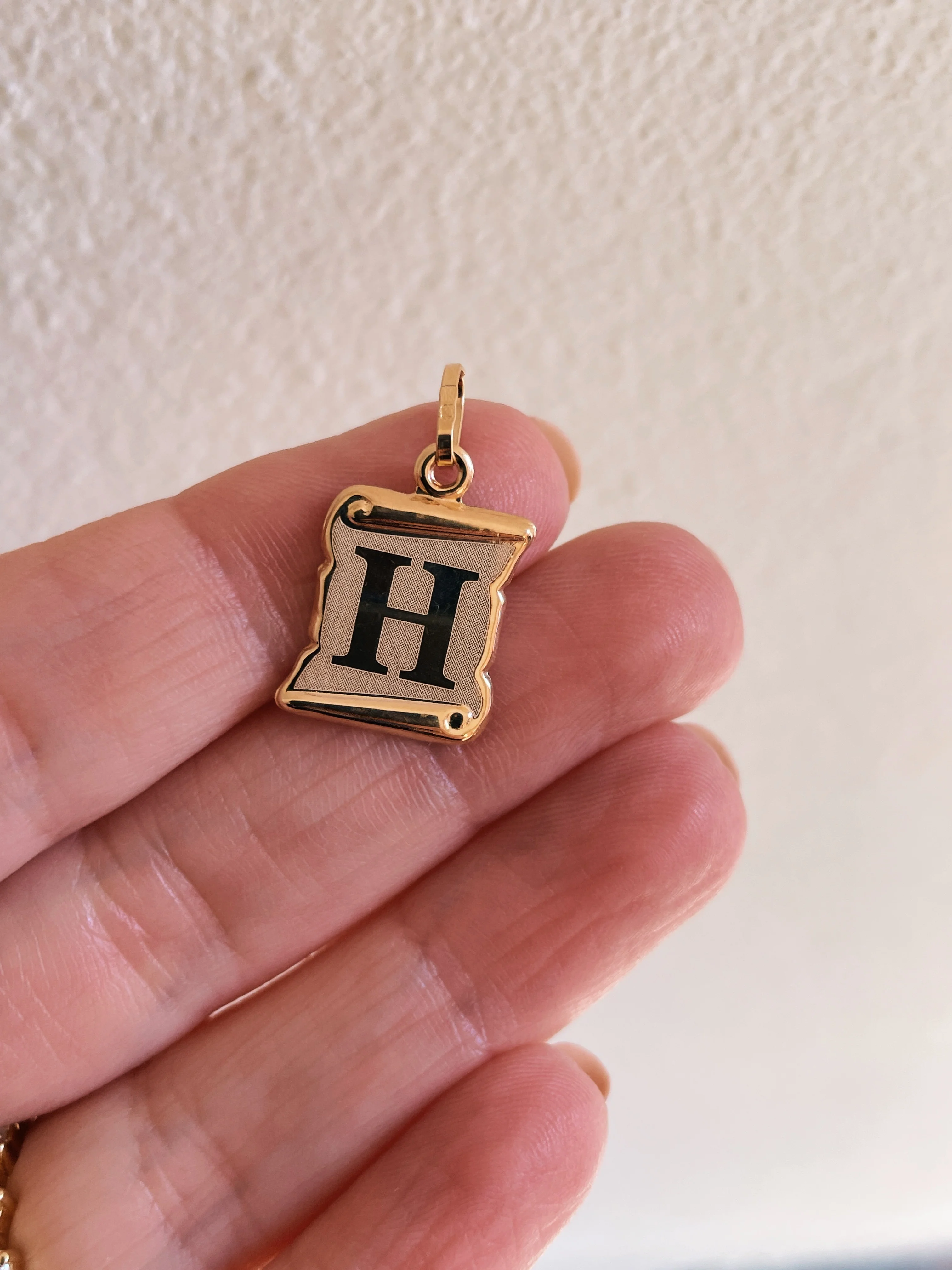 19.25k Yellow Gold Scroll Initial Pendant - Image 12