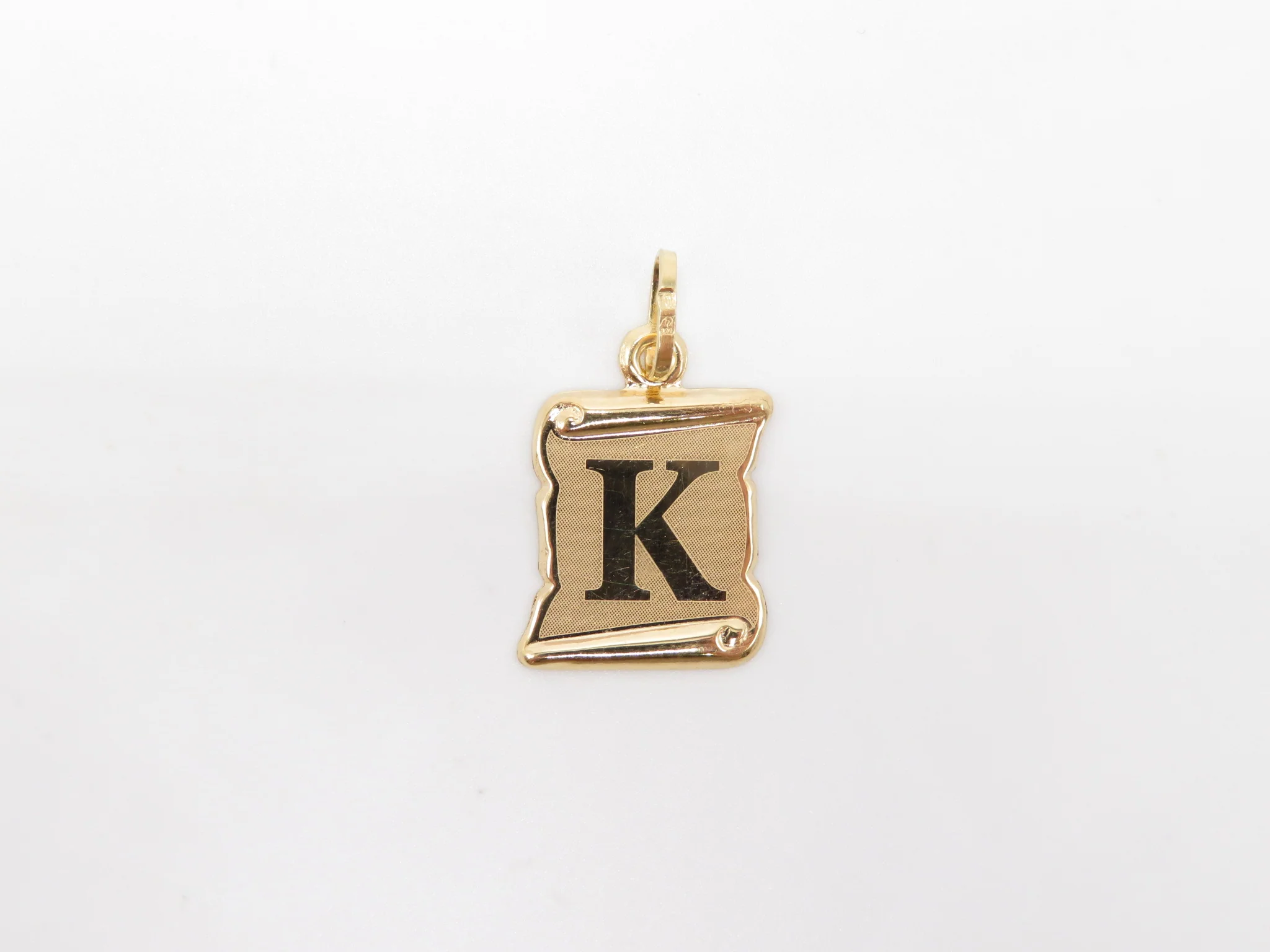 19.25k Yellow Gold Scroll Initial Pendant - Image 13