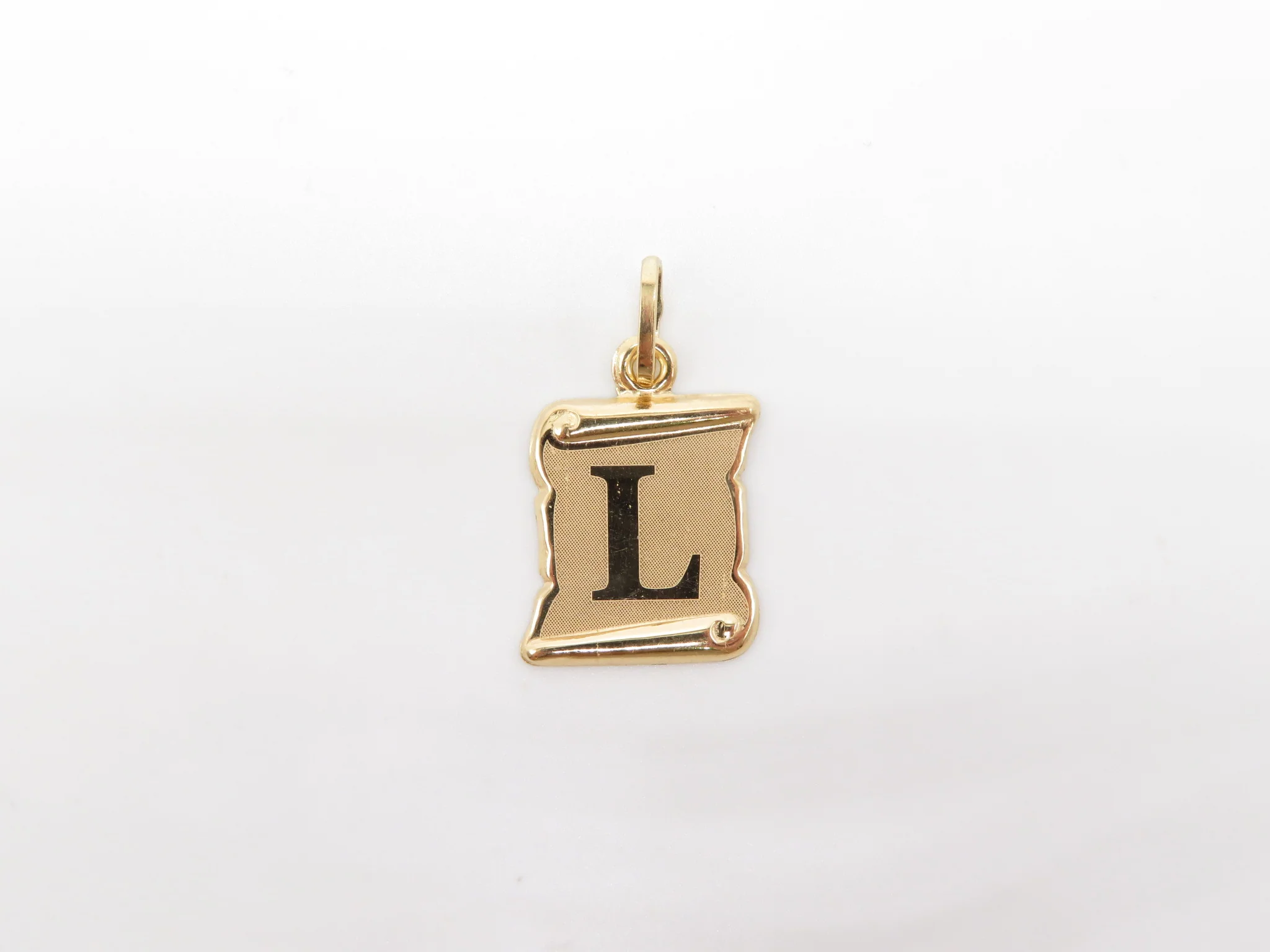 19.25k Yellow Gold Scroll Initial Pendant - Image 14