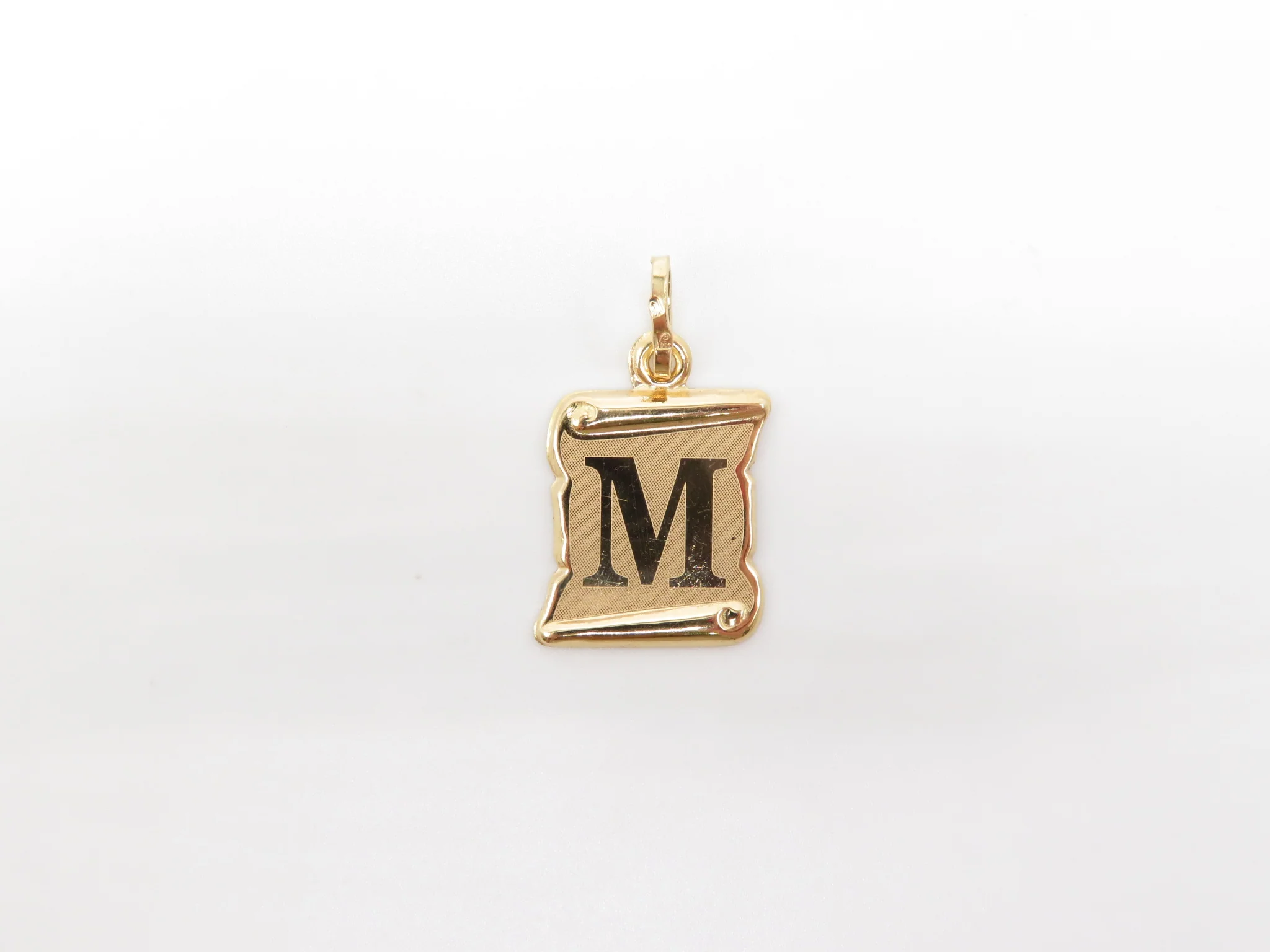 19.25k Yellow Gold Scroll Initial Pendant - Image 15