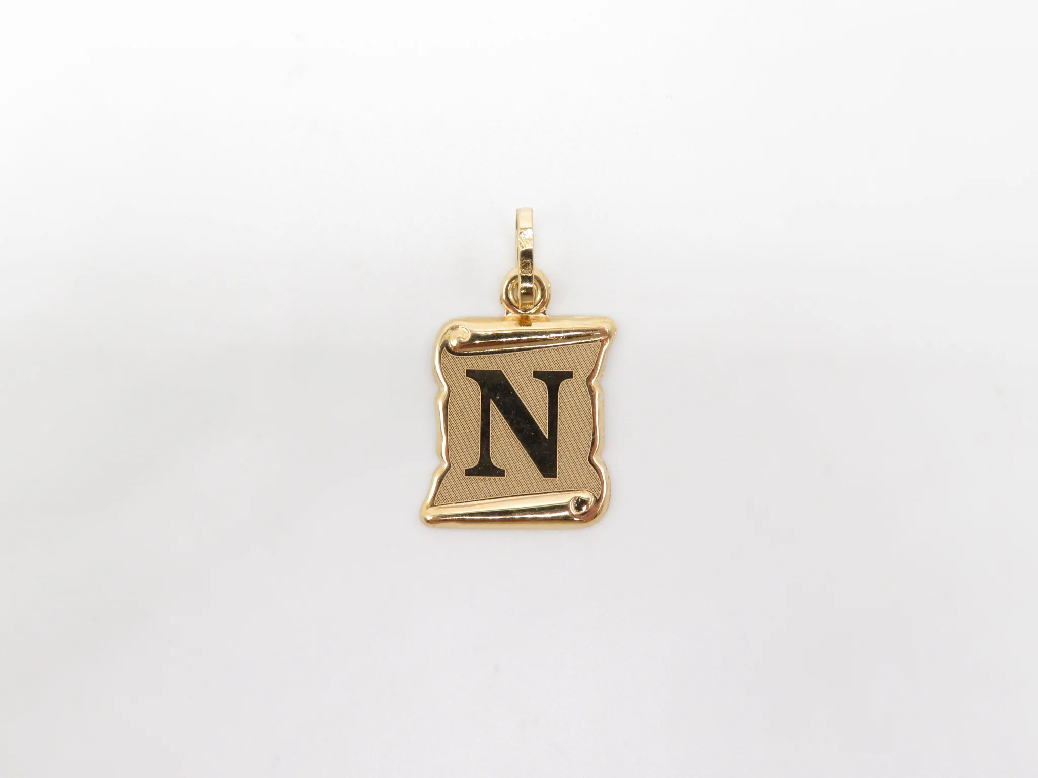 19.25k Yellow Gold Scroll Initial Pendant - Image 17