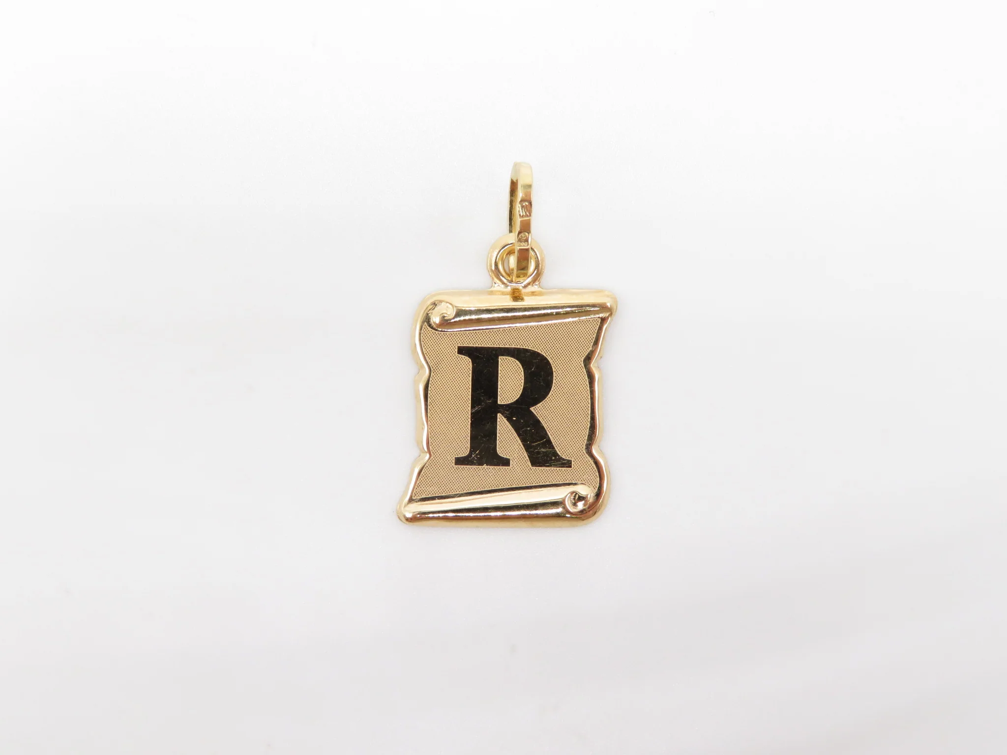 19.25k Yellow Gold Scroll Initial Pendant - Image 20