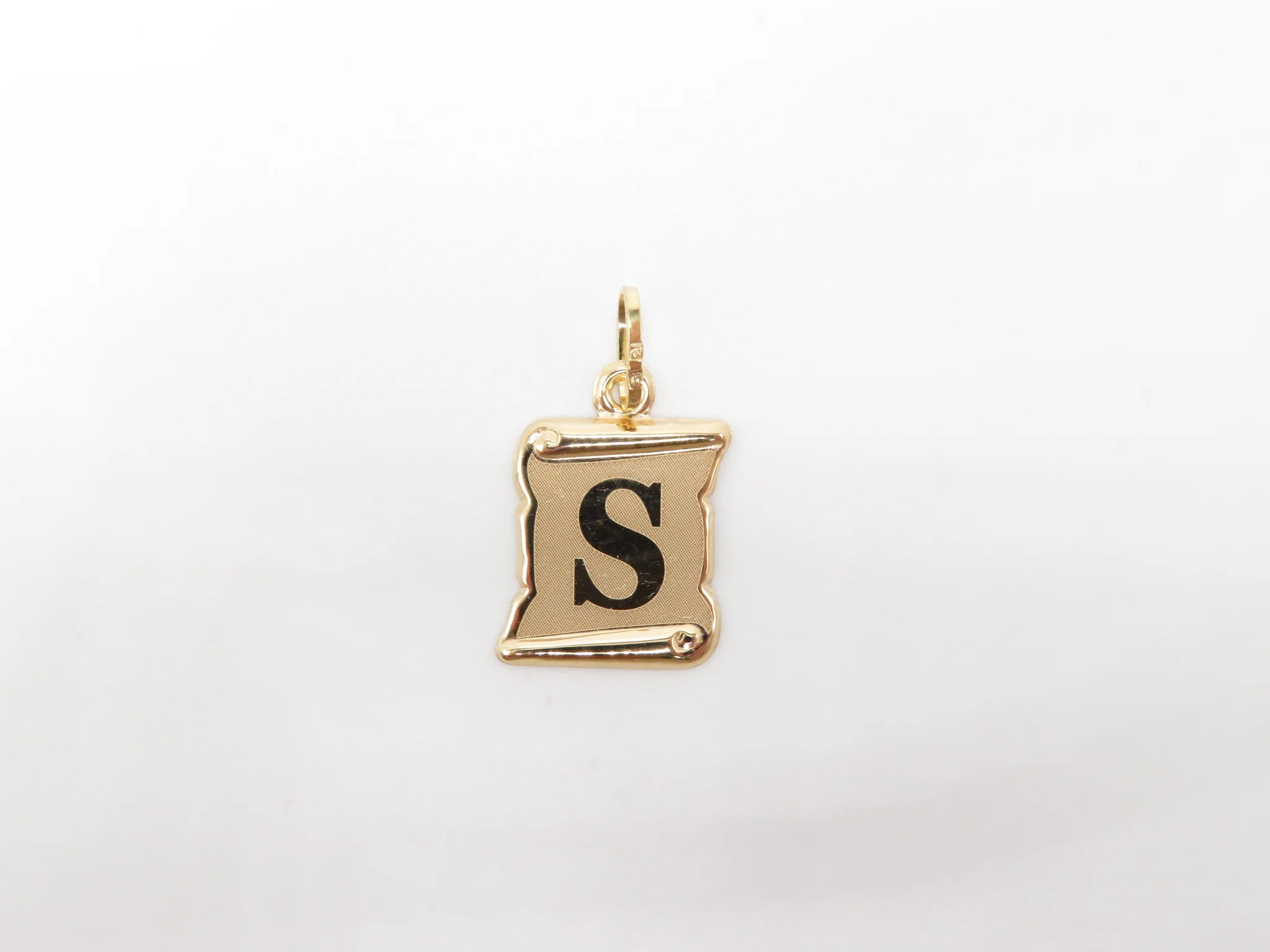 19.25k Yellow Gold Scroll Initial Pendant - Image 22