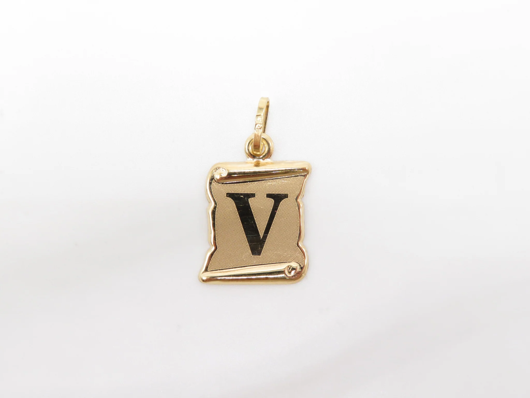 19.25k Yellow Gold Scroll Initial Pendant - Image 23