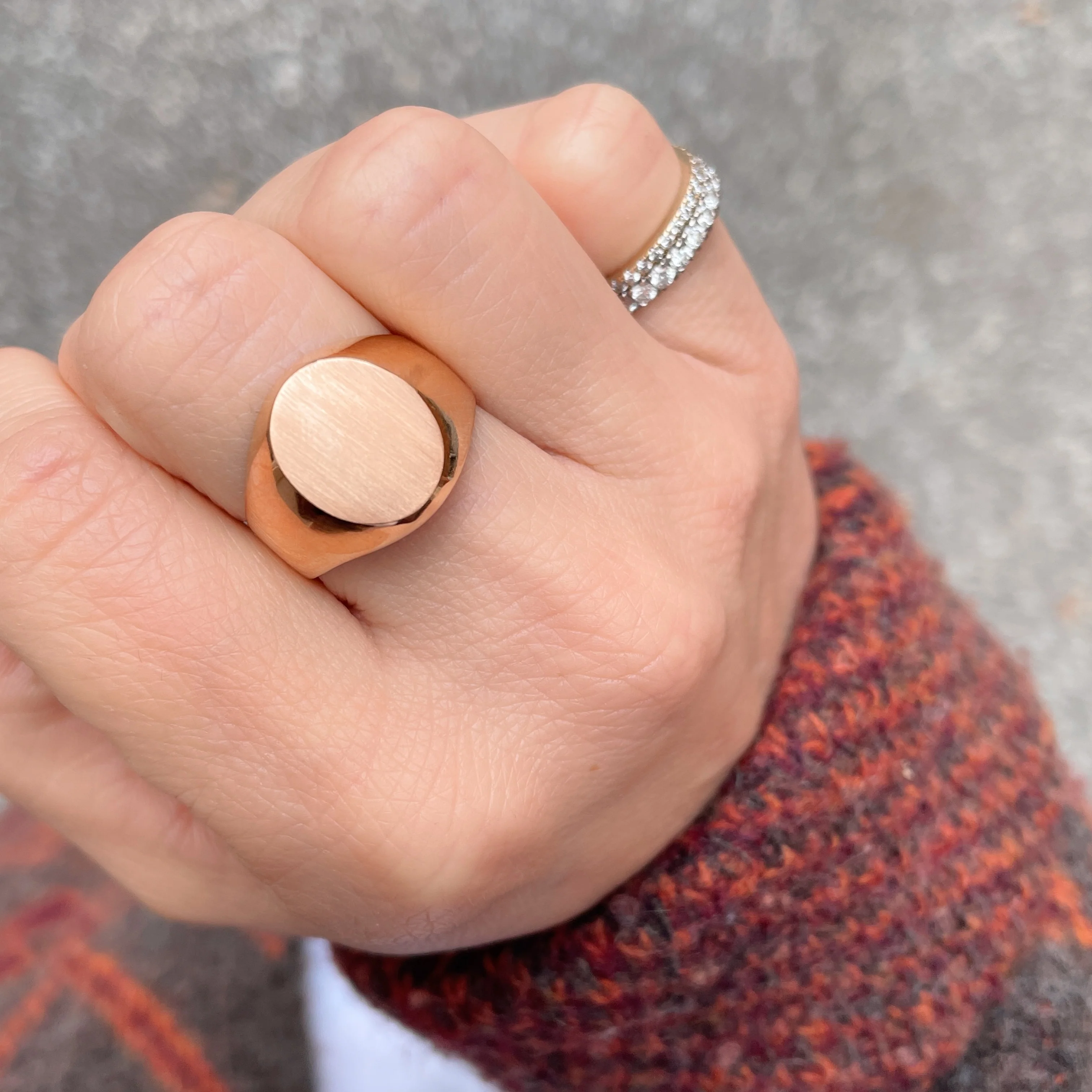 19.25k Yellow Gold Semi-Solid Oval Signet Ring - Image 2