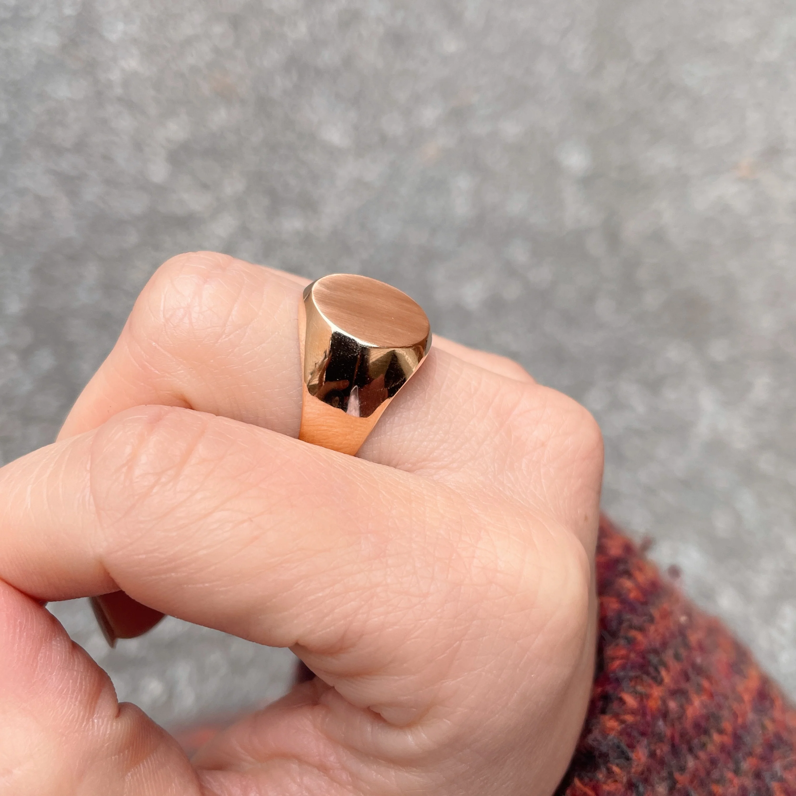 19.25k Yellow Gold Semi-Solid Oval Signet Ring - Image 4