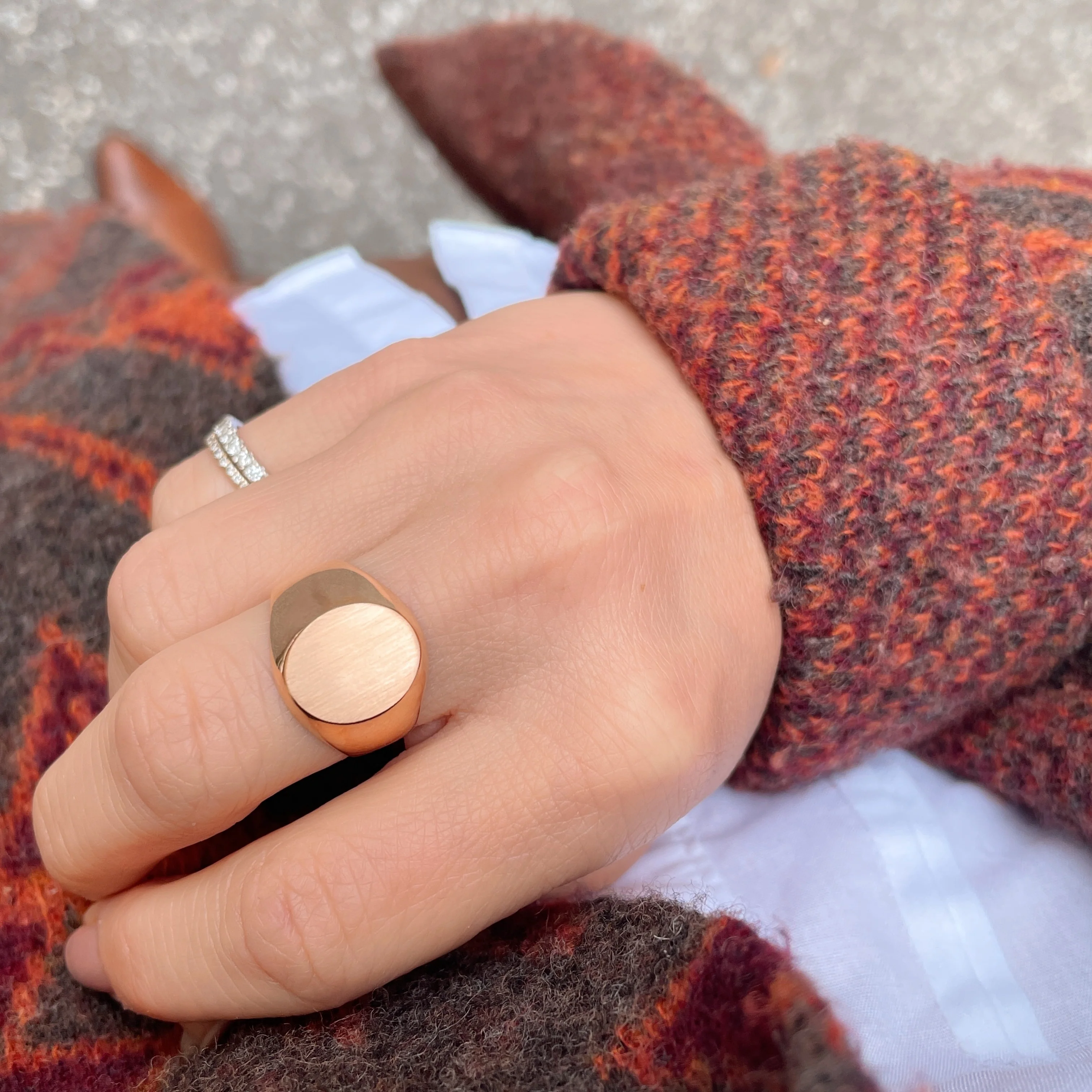 19.25k Yellow Gold Semi-Solid Oval Signet Ring - Image 5