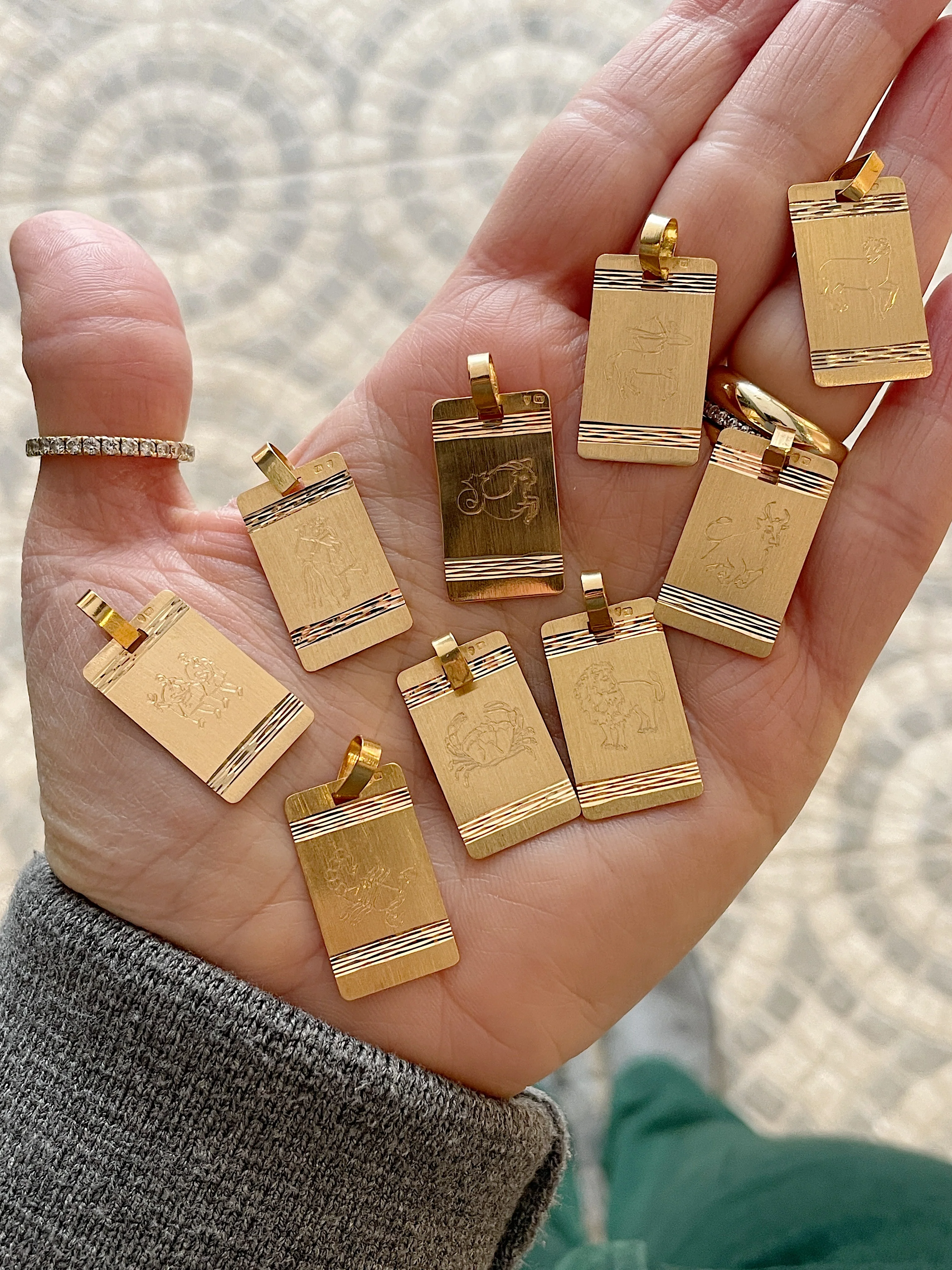 19.25k Yellow Gold Tag Zodiac Pendant - Image 12