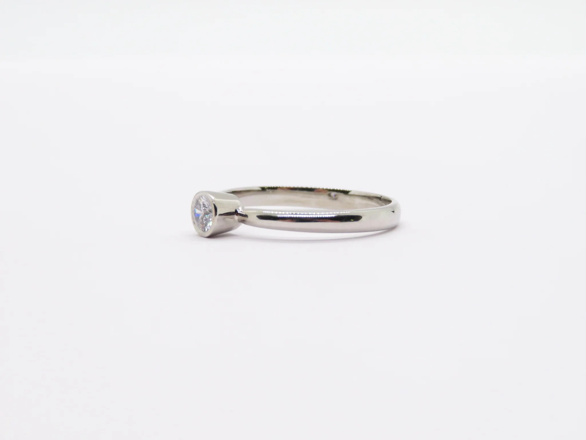 19.25k White Gold Bezel Solitaire Ring - Image 3