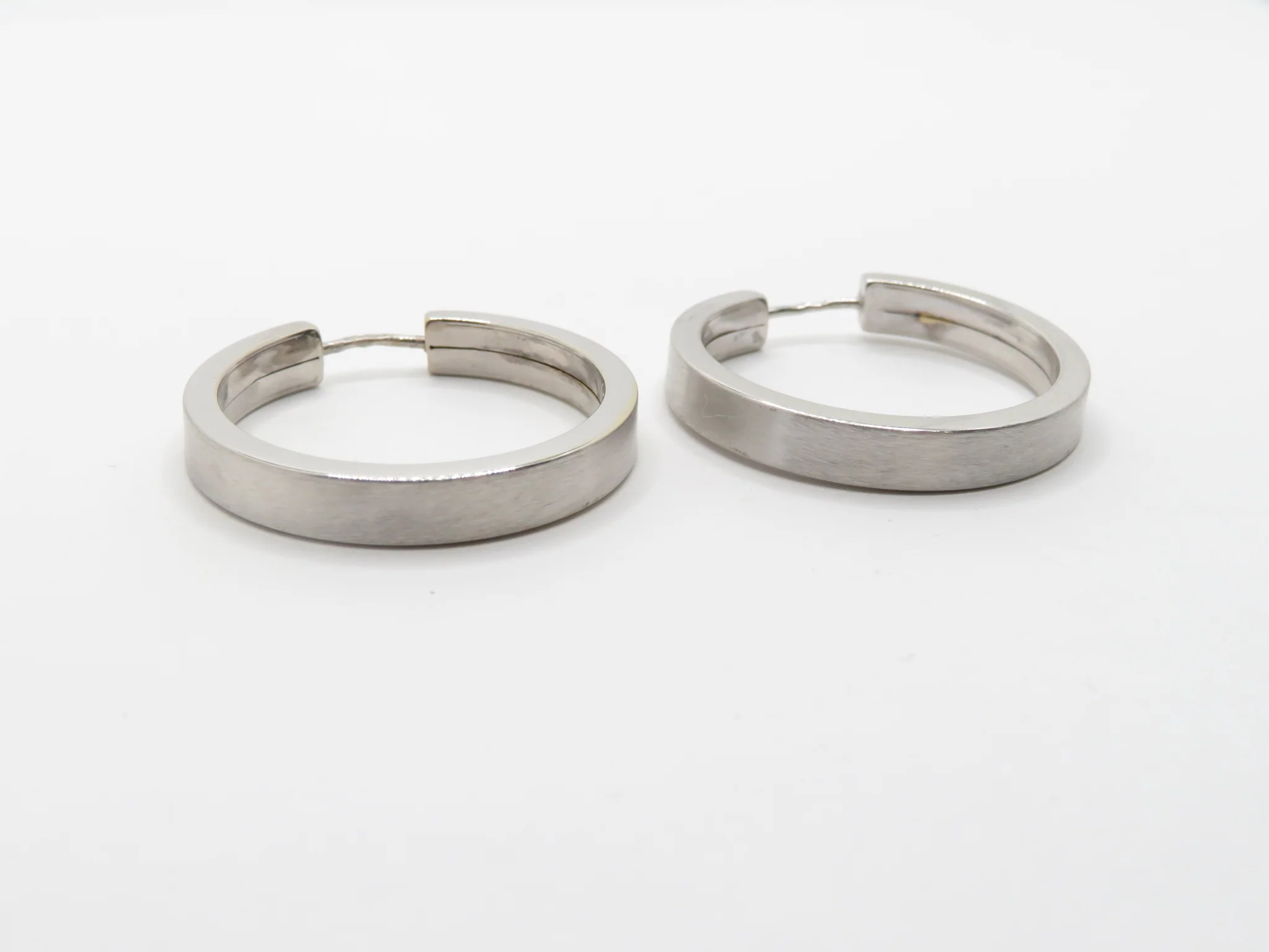 19.25k White Gold Matte Finish Cigar Sleepers - Image 7