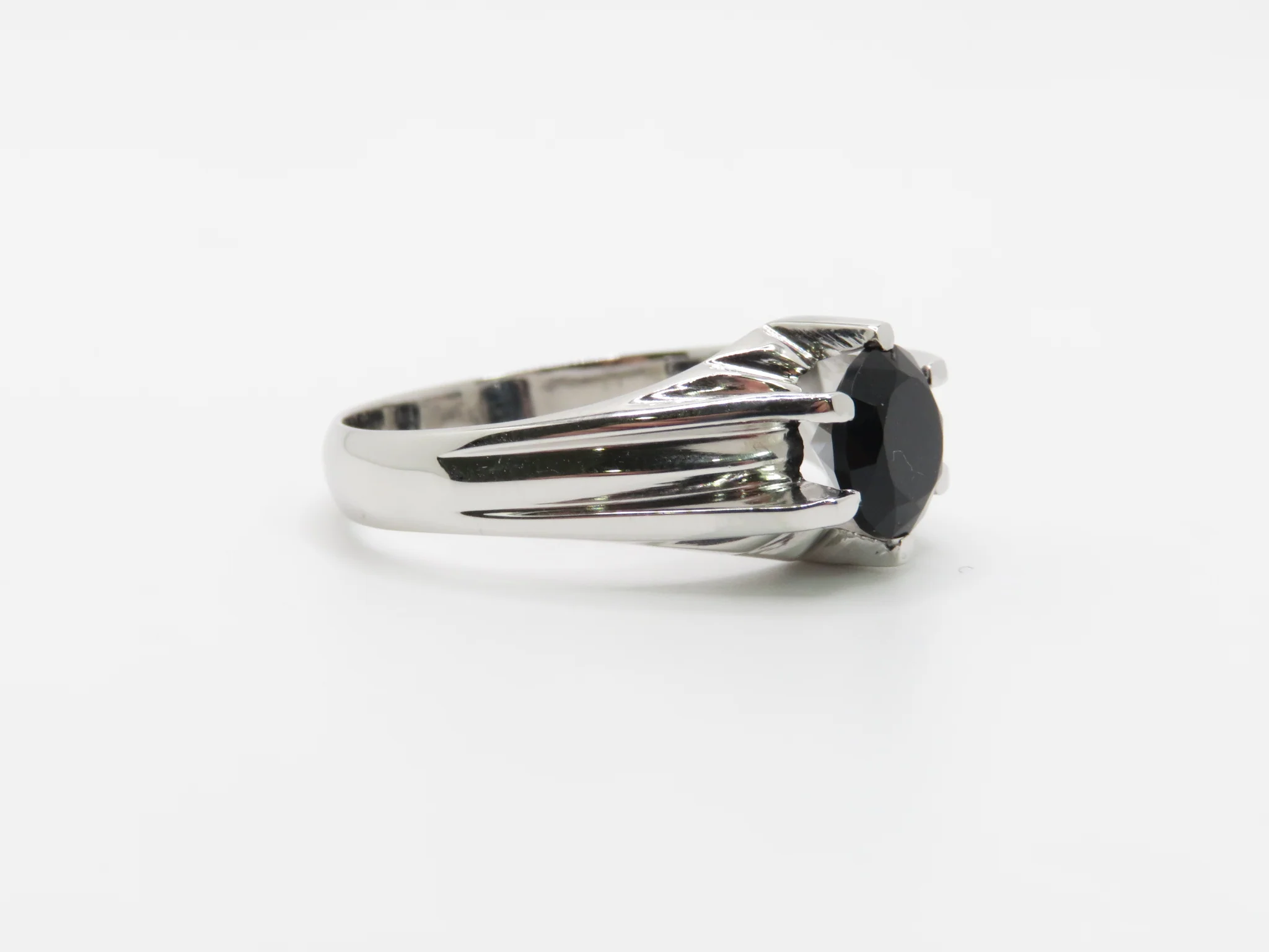 19.25k White Gold Onyx Solitaire Ring - Image 3