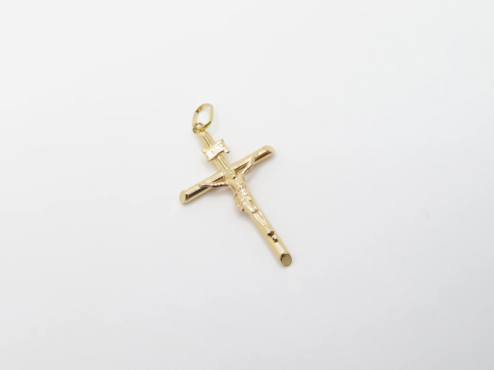 19.25k Yellow Gold Hollow Beveled Crucifix Pendant - Image 10
