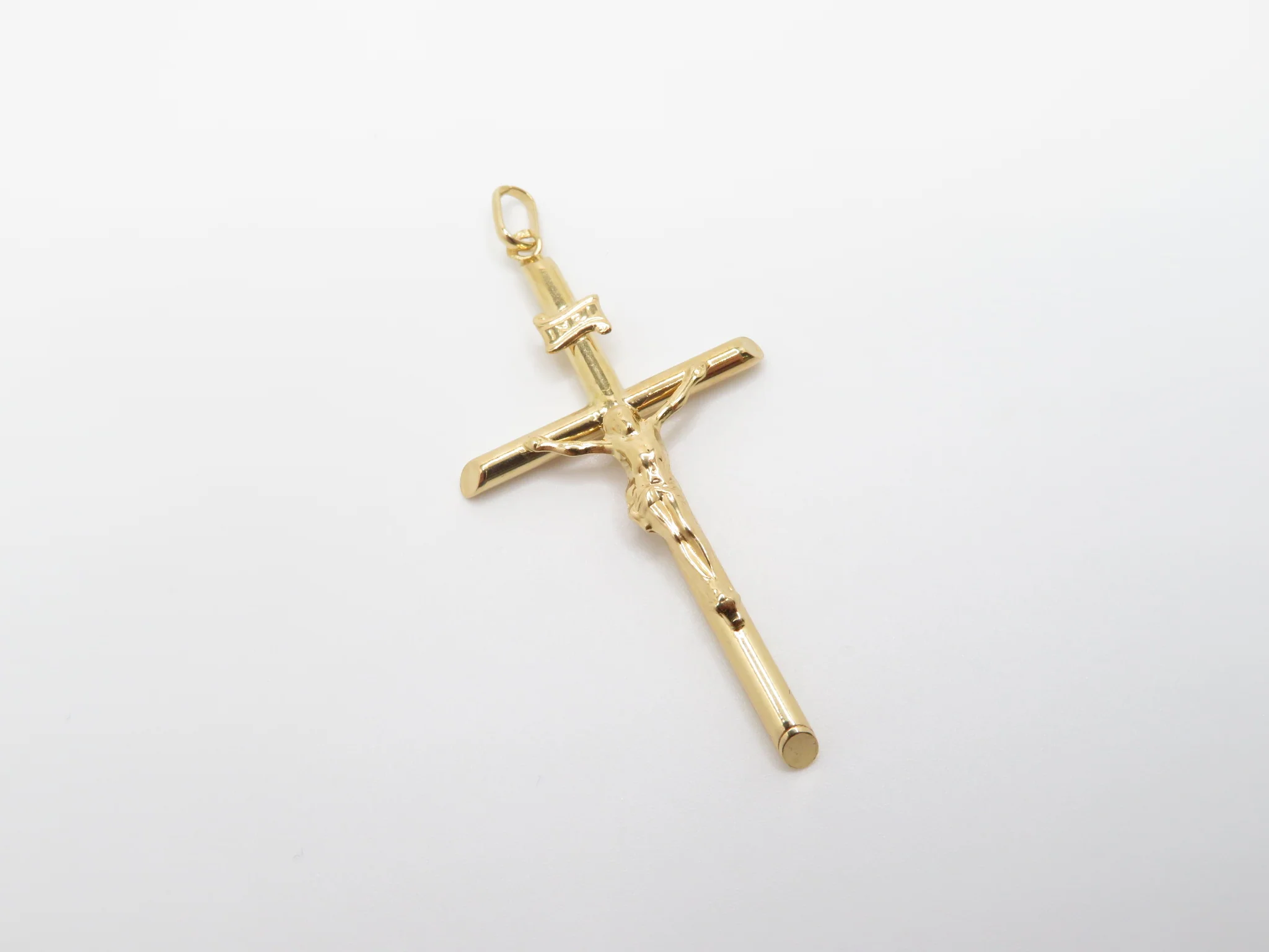 19.25k Yellow Gold Hollow Beveled Crucifix Pendant - Image 11