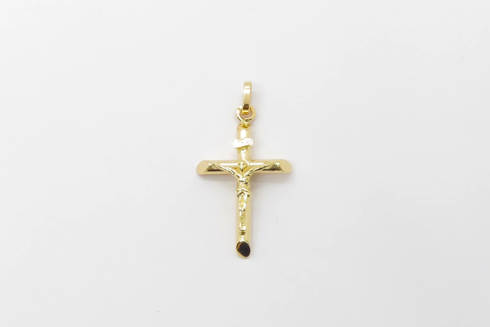 19.25k Yellow Gold Hollow Beveled Crucifix Pendant - Image 7