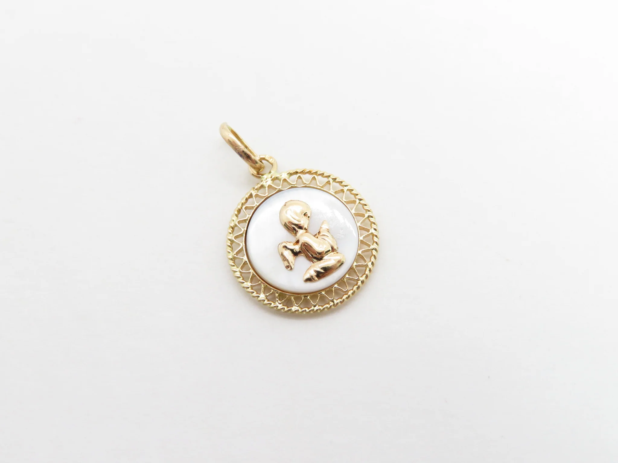 19.25k Yellow Gold Mother of Pearl Angel Medal - Image 3