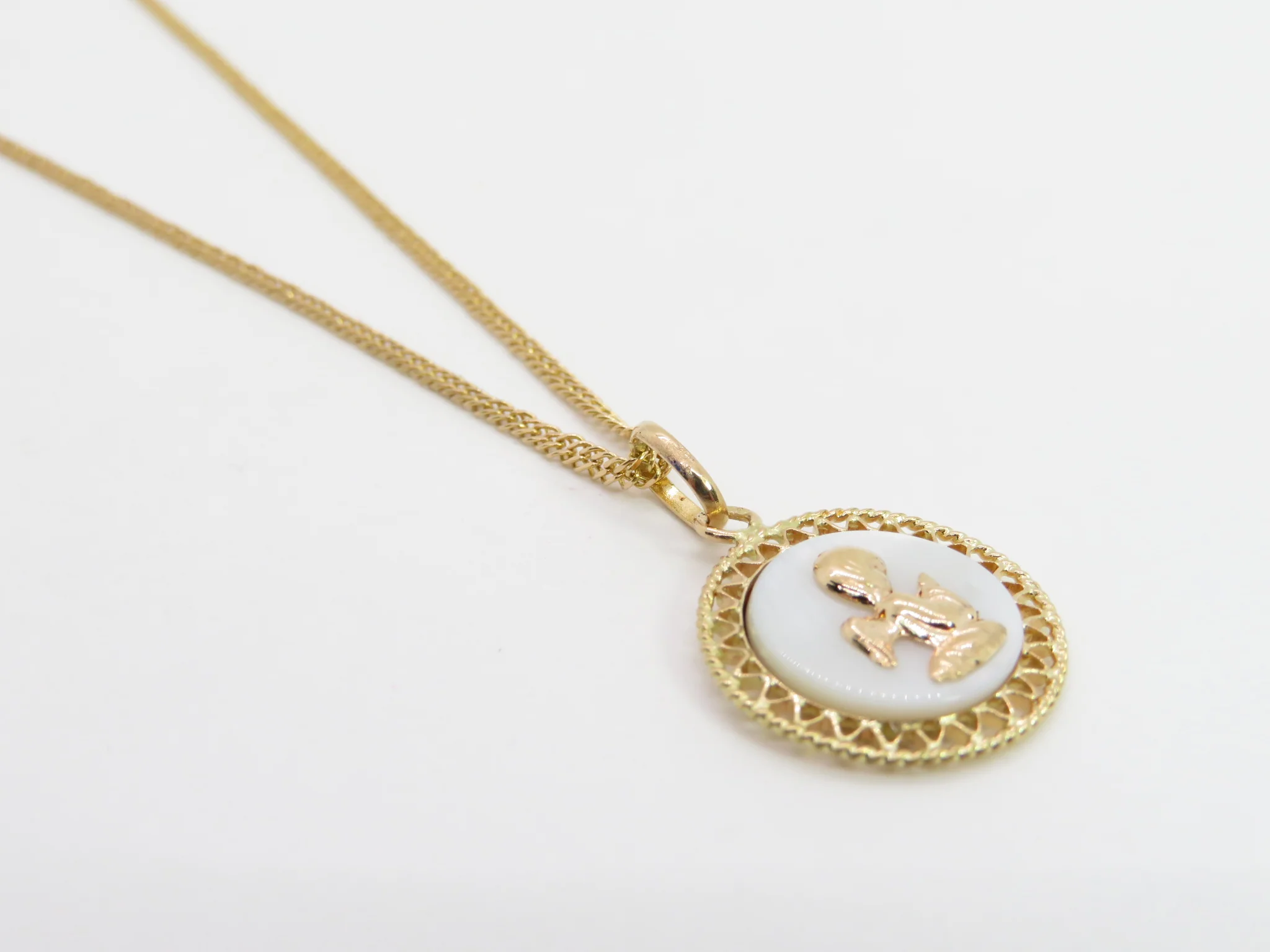 19.25k Yellow Gold Mother of Pearl Angel Medal - Image 4