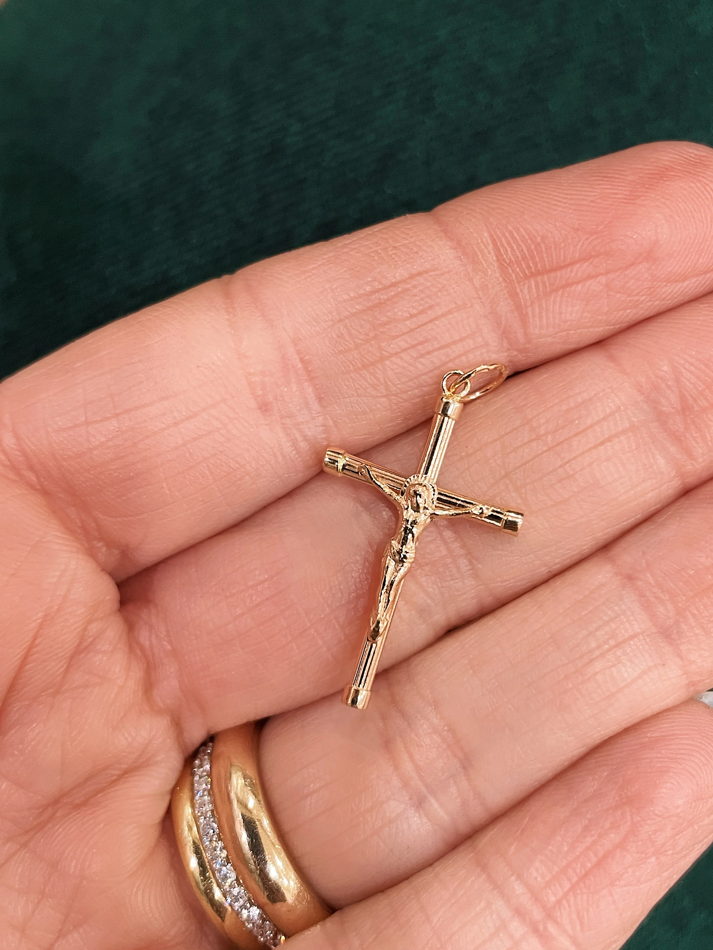 19.25k Yellow Gold Ribbed Crucifix Pendant - Image 2