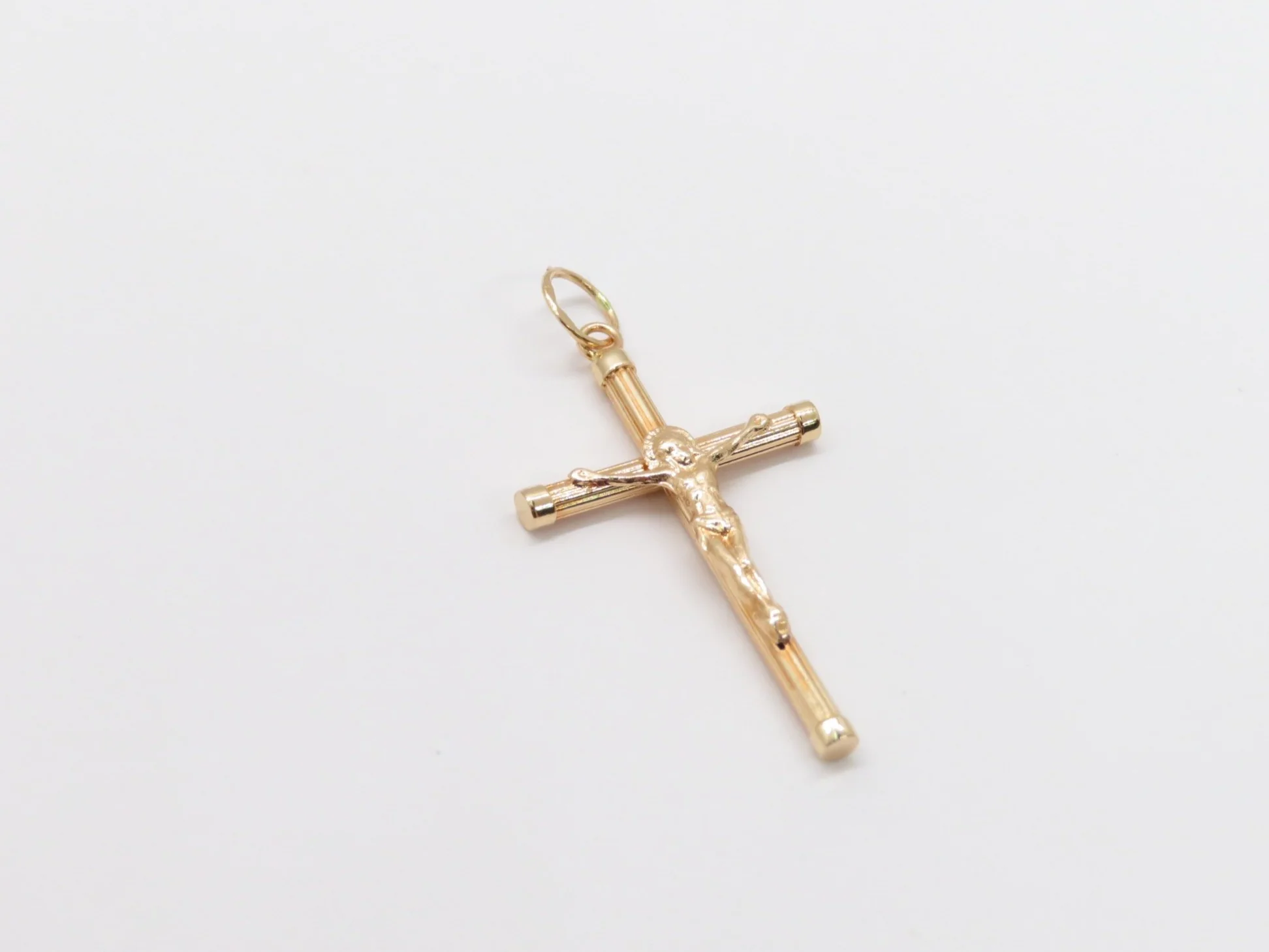 19.25k Yellow Gold Ribbed Crucifix Pendant - Image 3