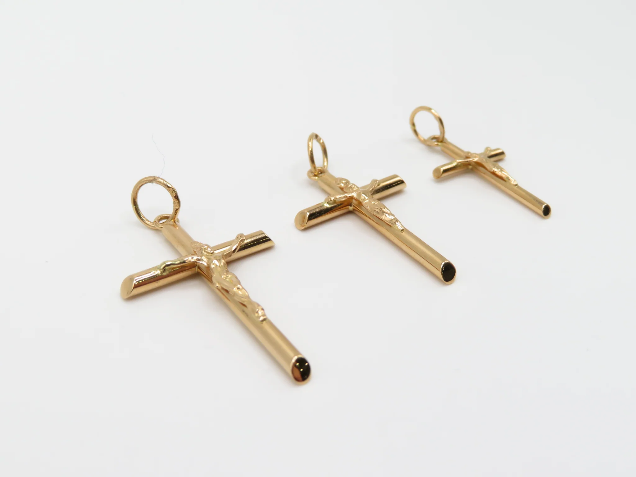 19.25k Yellow Gold Solid Bevelled Crucifix Pendant - Image 10