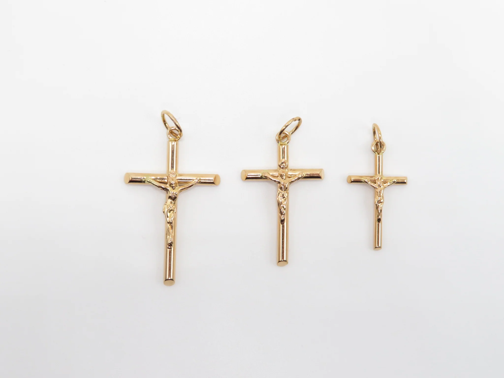 19.25k Yellow Gold Solid Bevelled Crucifix Pendant - Image 4