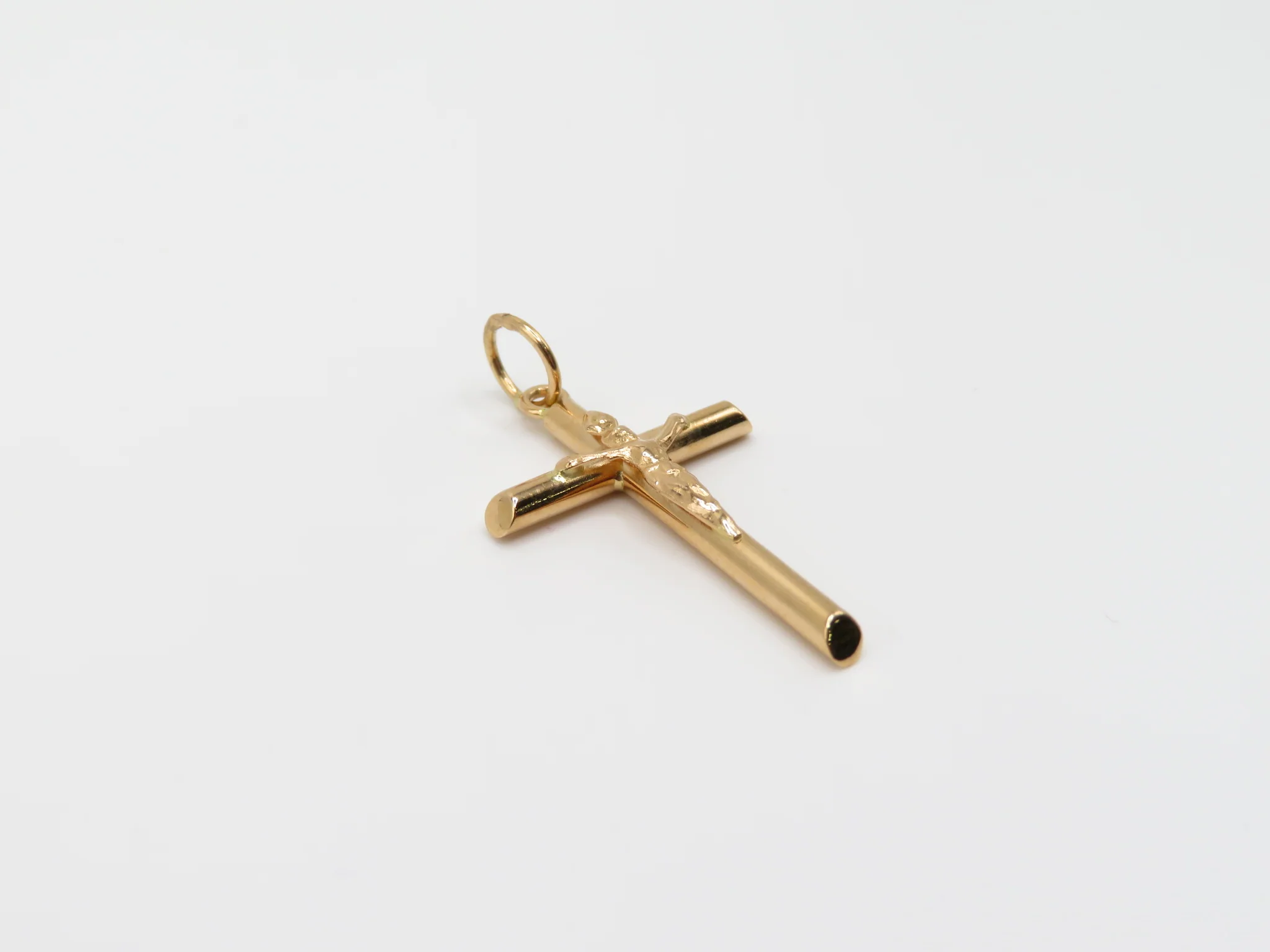 19.25k Yellow Gold Solid Bevelled Crucifix Pendant - Image 7