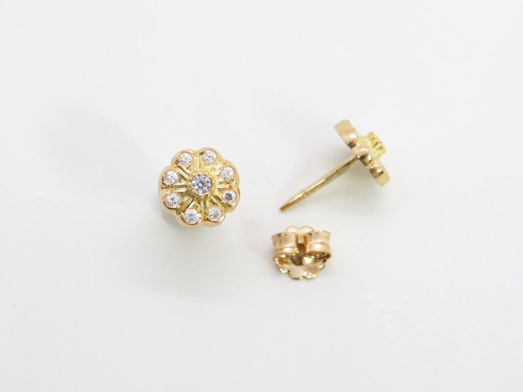 19.25k Yellow Gold Daisy Stud Earrings - Image 3