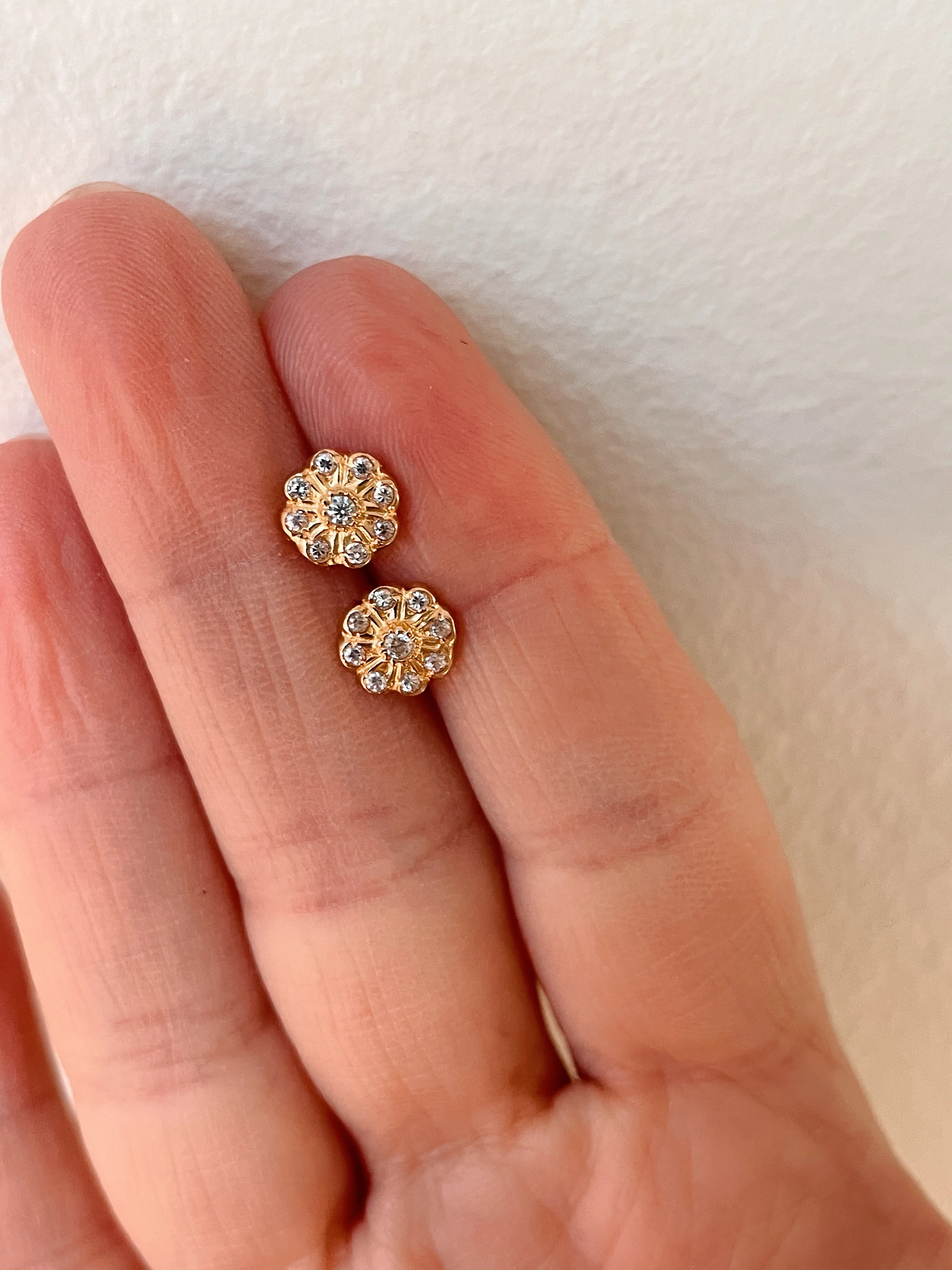 19.25k Yellow Gold Daisy Stud Earrings - Image 4