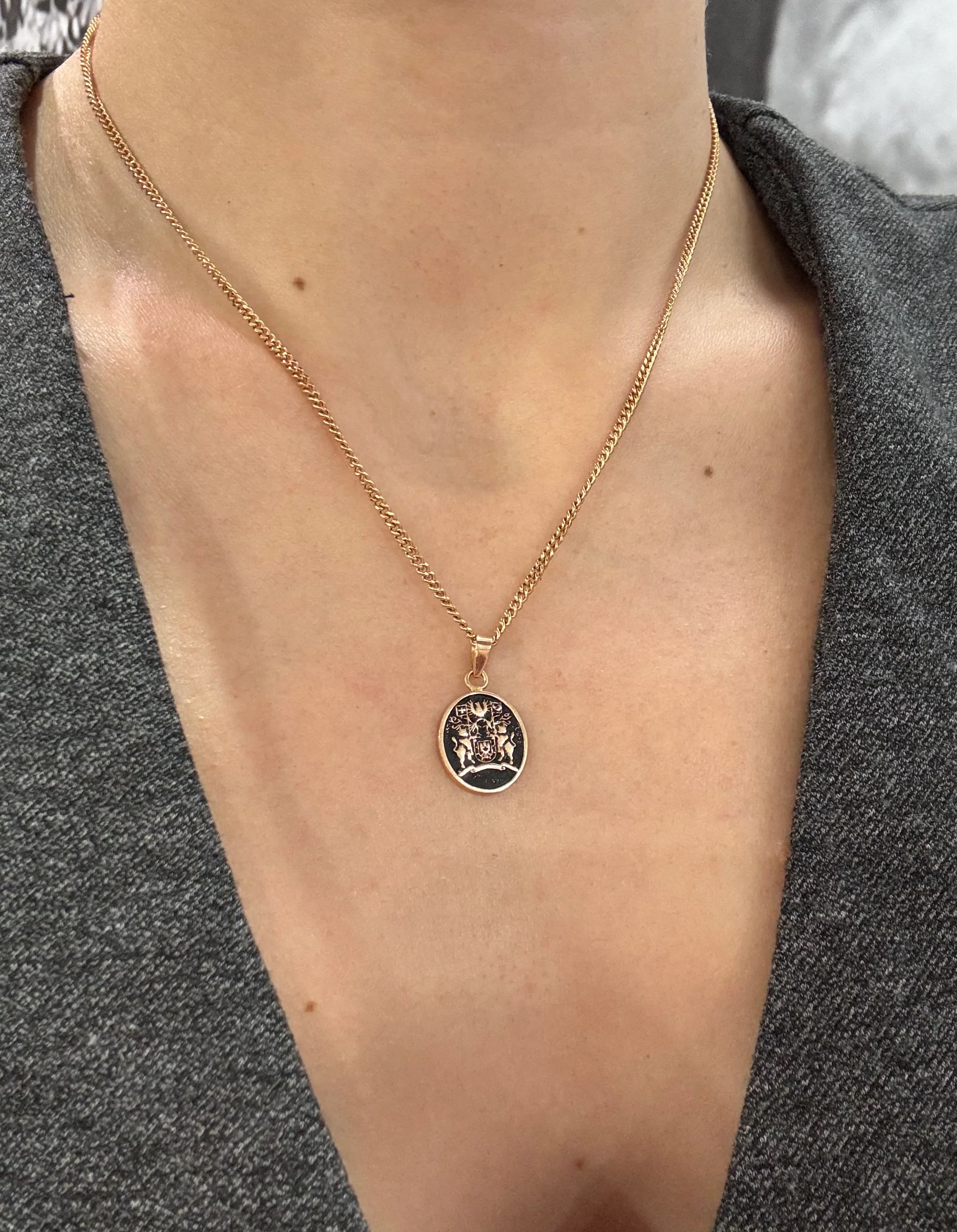 19k Yellow Gold Azorean Crest Pendant - Image 2